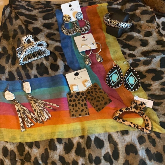 LEOPARD W/BEAUTIFUL RAINBOW VEST - Picture 3 of 4